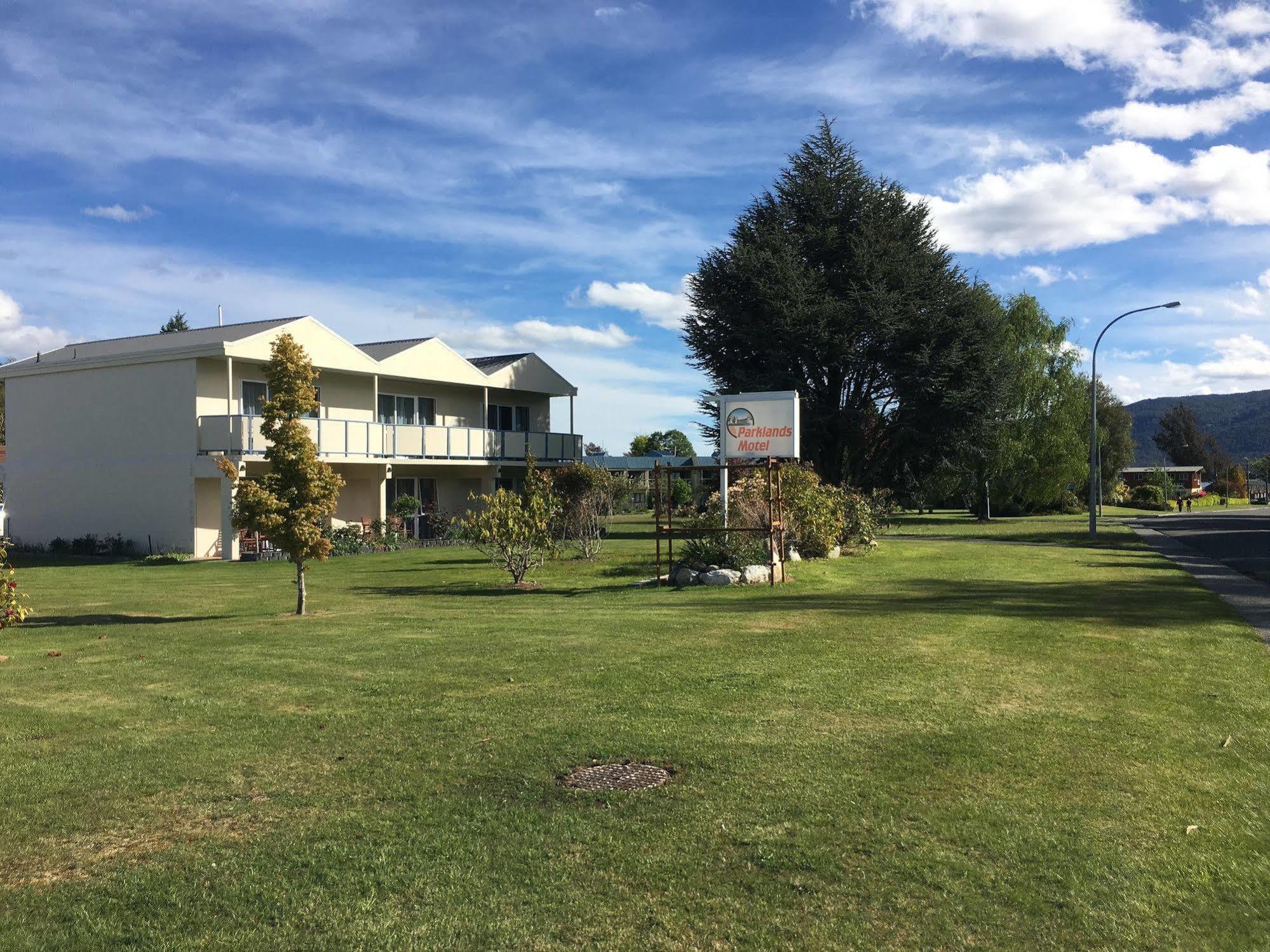 Parklands Motel & Apartments Te Anau Exterior photo