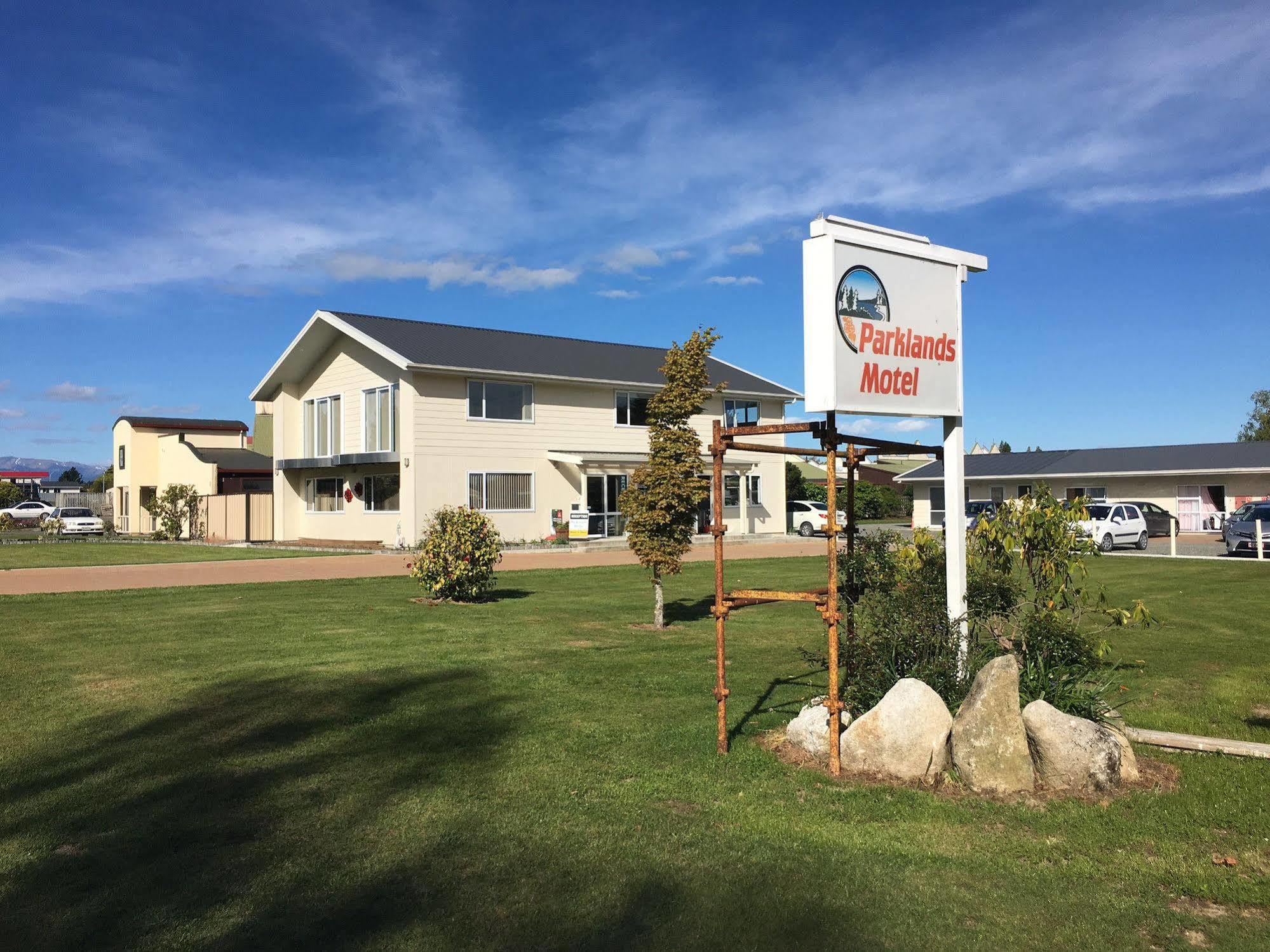 Parklands Motel & Apartments Te Anau Exterior photo